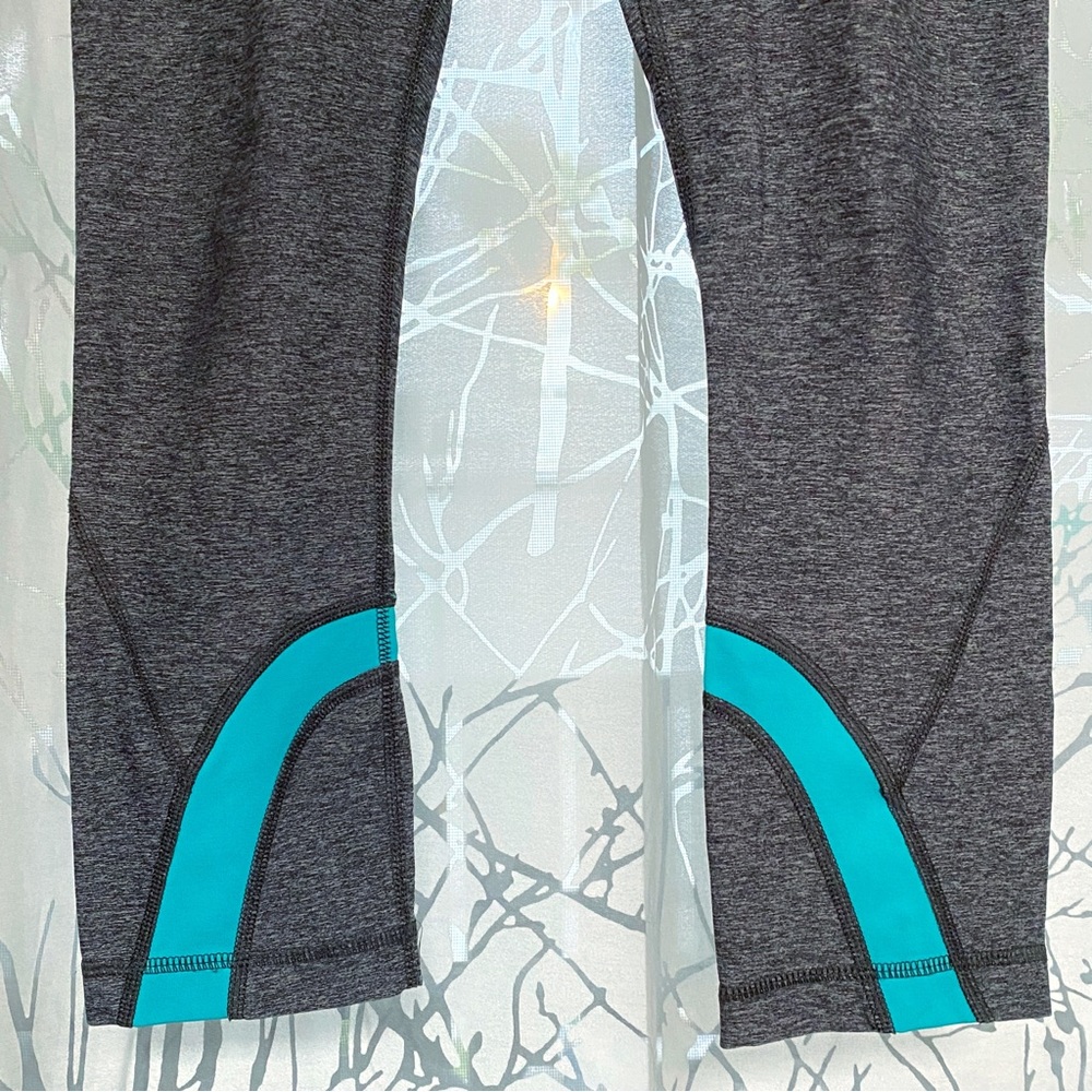 Lululemon run Heathered gray black blue stripe inspire crop leggings - Picture 4 of 14